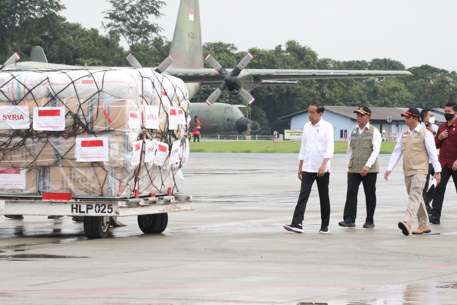 Presiden RI Joko Widodo (kemeja putih) meninjau bantuan logistik yang akan dikirimkan menuju Suriah di Lanud Halim Perdanakusumah, Jakarta pada Selasa (21/2).